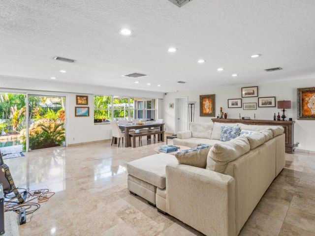 Продажа дома по адресу 451 NE 25th Terrace - фото 6537703