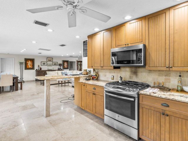 Продажа дома по адресу 451 NE 25th Terrace - фото 6537704