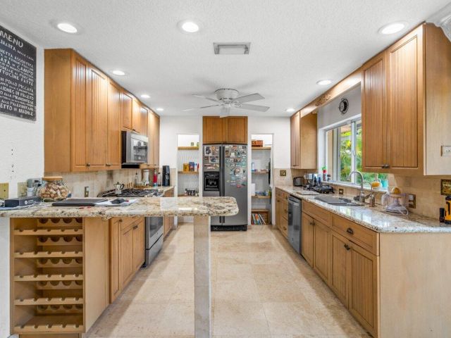 Продажа дома по адресу 451 NE 25th Terrace - фото 6537705