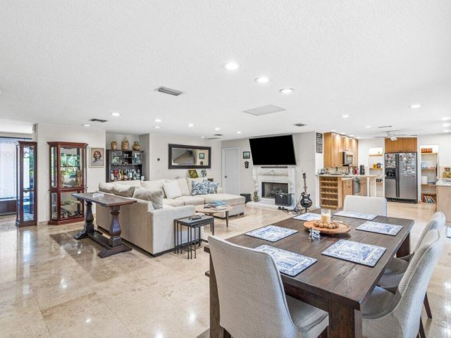 Продажа дома по адресу 451 NE 25th Terrace - фото 6537706