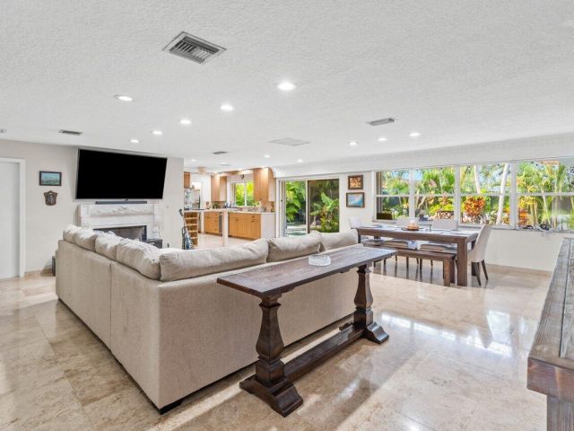 Продажа дома по адресу 451 NE 25th Terrace - фото 6537707