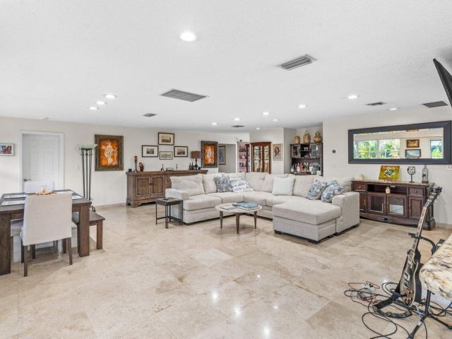 Продажа дома по адресу 451 NE 25th Terrace - фото 6537708