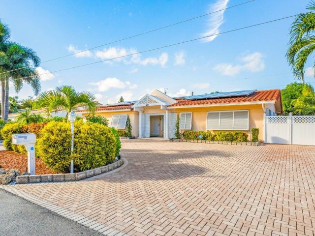 Продажа дома по адресу 451 NE 25th Terrace - фото 6537710