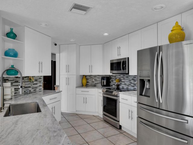 Дом в аренду по адресу 6362 Brava Way - фото 6514376