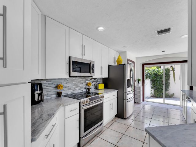 Дом в аренду по адресу 6362 Brava Way - фото 6514379