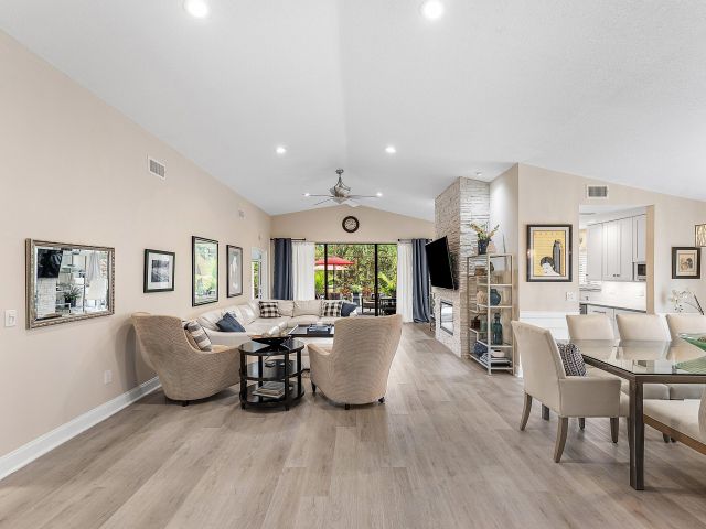 Продажа дома по адресу 21380 Bridge View Drive - фото 6503643