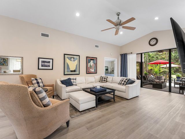 Продажа дома по адресу 21380 Bridge View Drive - фото 6503645