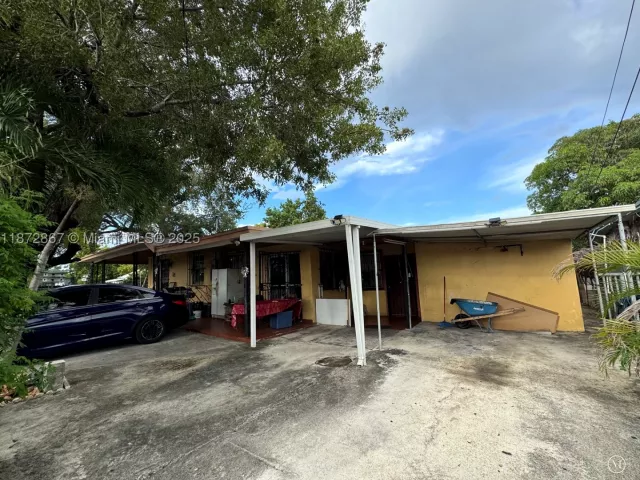 Продажа дома по адресу 2751 NW 24th Ave - фото 9385156