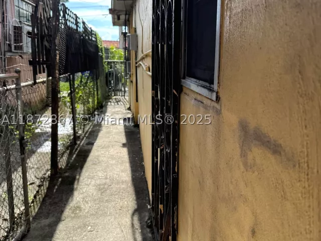 Продажа дома по адресу 2751 NW 24th Ave - фото 9385150