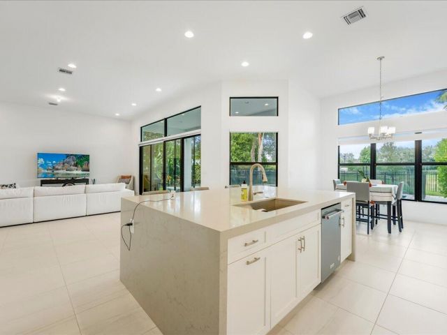 Дом в аренду по адресу 9093 Chauvet Way - фото 6514228