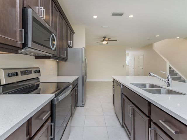 Дом в аренду по адресу 1857 Spoonbill Court - фото 6510476