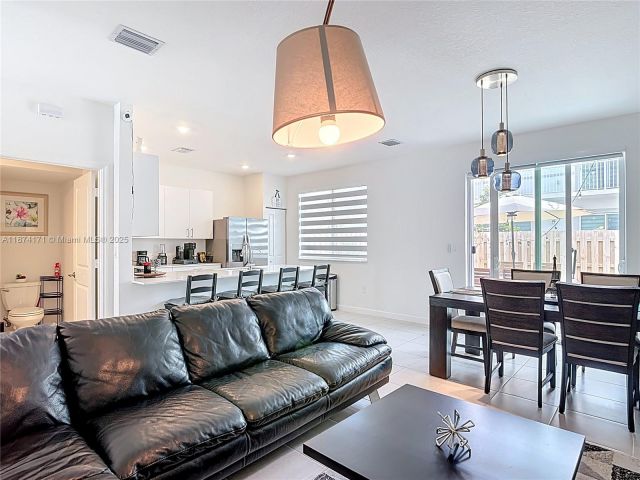 Продажа дома по адресу 716 SE 14th St - фото 7511191