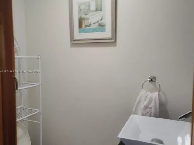 Продажа дома по адресу 11060 SW 143rd Pl - фото 6582103