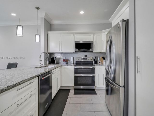 Дом в аренду по адресу 6047 Seminole Gardens Circle 6047 - фото 6516265