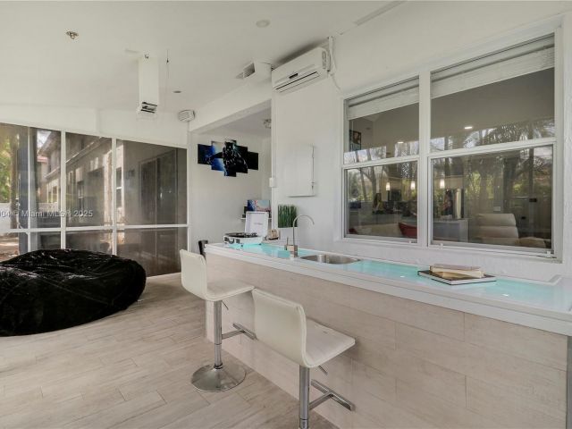 Дом в аренду по адресу 6047 Seminole Gardens Circle 6047 - фото 6656661