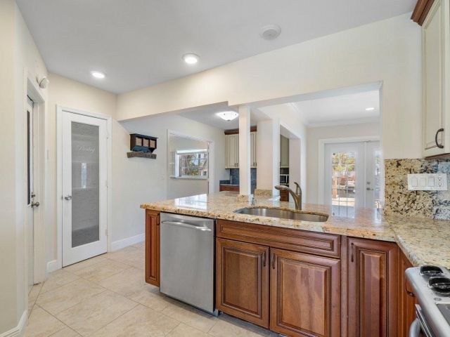 Продажа дома по адресу 1525 SE 6th Street - фото 6514887