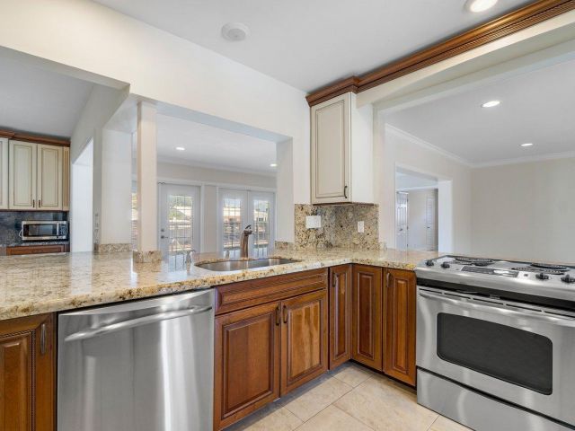 Продажа дома по адресу 1525 SE 6th Street - фото 6514889