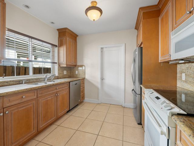 Продажа дома по адресу 712 SE 11th Court - фото 6514850