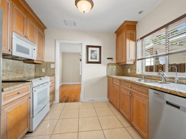 Продажа дома по адресу 712 SE 11th Court - фото 6514851