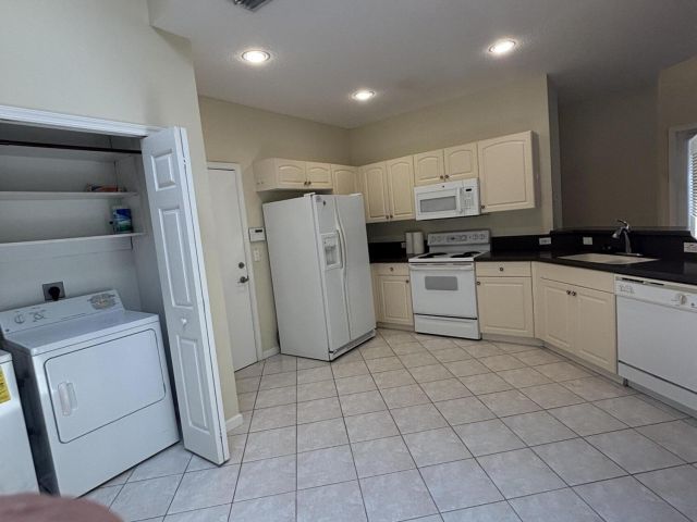 Дом в аренду по адресу 10100 Larkspur Lane - фото 6534277