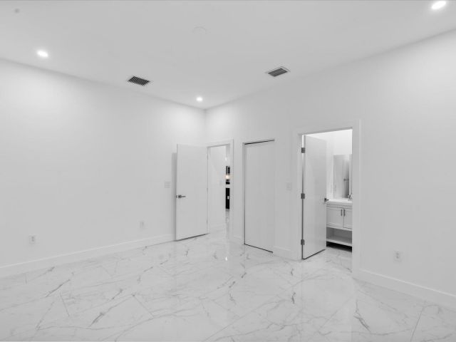 Продажа дома по адресу 533 NW 16th Avenue - фото 6551332