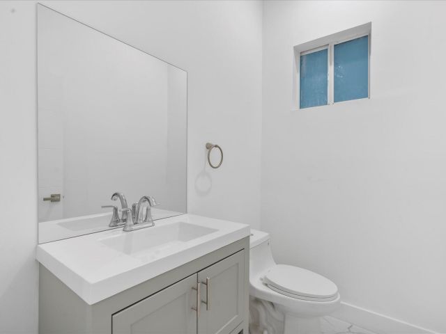 Продажа дома по адресу 533 NW 16th Avenue - фото 6551333