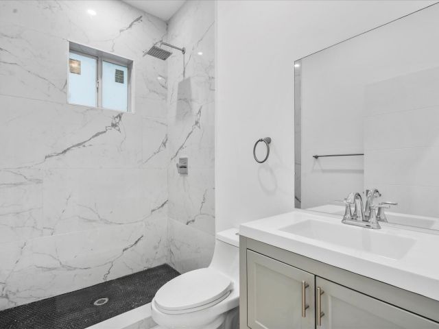 Продажа дома по адресу 533 NW 16th Avenue - фото 6551336