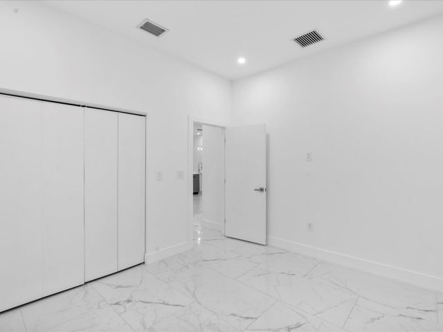 Продажа дома по адресу 533 NW 16th Avenue - фото 6551337