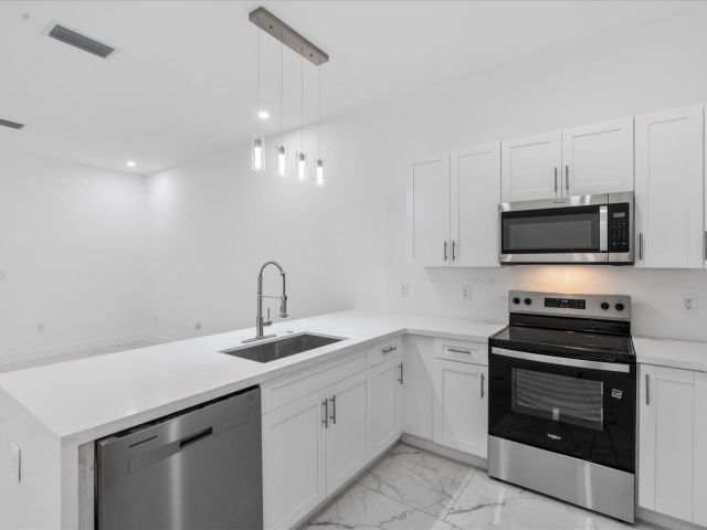 Продажа дома по адресу 533 NW 16th Avenue - фото 6551338