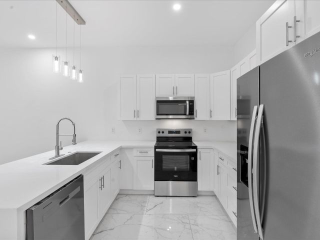 Продажа дома по адресу 533 NW 16th Avenue - фото 6551339