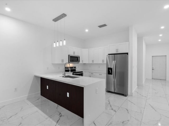 Продажа дома по адресу 533 NW 16th Avenue - фото 6551340