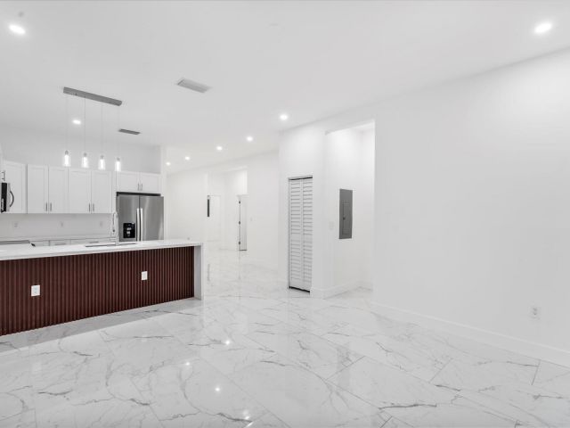 Продажа дома по адресу 533 NW 16th Avenue - фото 6551341