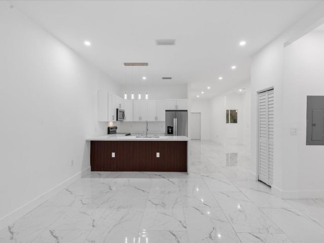 Продажа дома по адресу 533 NW 16th Avenue - фото 6551342