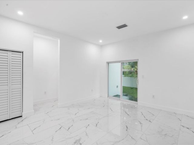 Продажа дома по адресу 533 NW 16th Avenue - фото 6551343