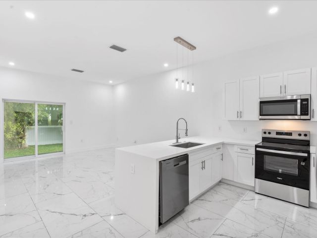 Продажа дома по адресу 533 NW 16th Avenue - фото 6551345