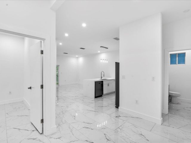 Продажа дома по адресу 533 NW 16th Avenue - фото 6551346