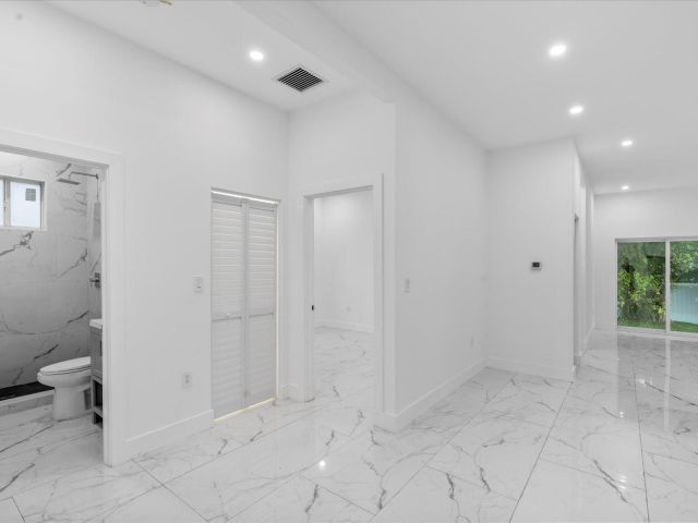 Продажа дома по адресу 533 NW 16th Avenue - фото 6551347