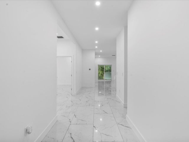 Продажа дома по адресу 533 NW 16th Avenue - фото 6551349