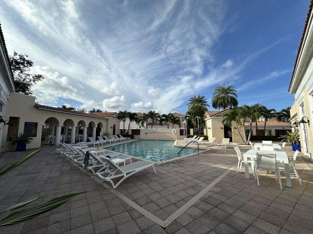 Дом в аренду по адресу 819 NW 82nd Place - фото 6535446