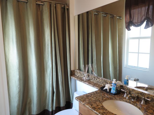 Дом в аренду по адресу 819 NW 82nd Place - фото 6535450