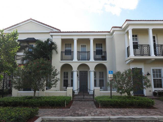 Дом в аренду по адресу 819 NW 82nd Place - фото 6535465