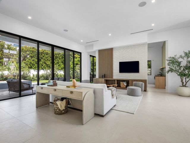 Продажа дома по адресу 1031 NE 3rd Avenue - фото 6535265