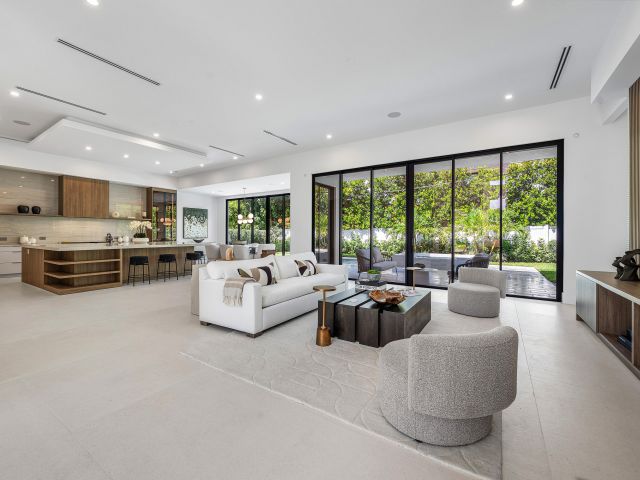 Продажа дома по адресу 1031 NE 3rd Avenue - фото 6535266