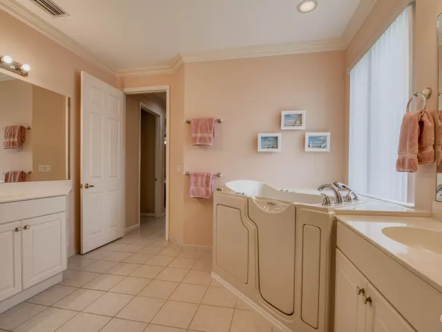 Продажа дома по адресу 9270 Heron Cove Drive - фото 9013008