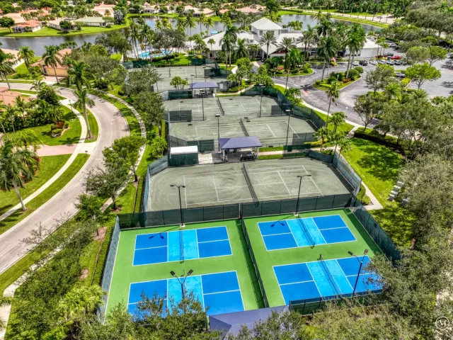 Продажа дома по адресу 9270 Heron Cove Drive - фото 9013023