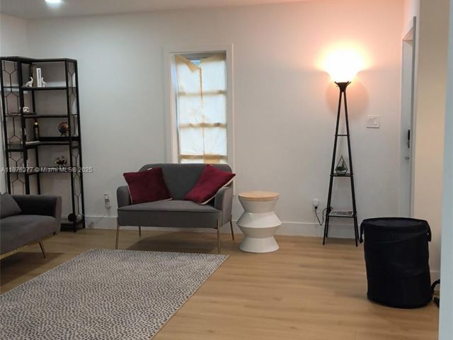 Продажа дома по адресу 839 NW 13th Ave - фото 6568738