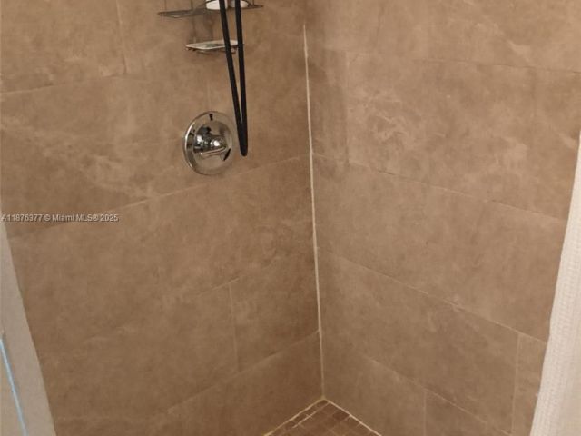 Продажа дома по адресу 839 NW 13th Ave - фото 6568741