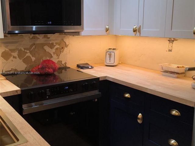 Продажа дома по адресу 839 NW 13th Ave - фото 6568743