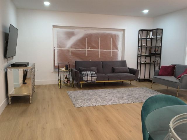 Продажа дома по адресу 839 NW 13th Ave - фото 6568748