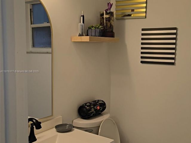 Продажа дома по адресу 839 NW 13th Ave - фото 6568751